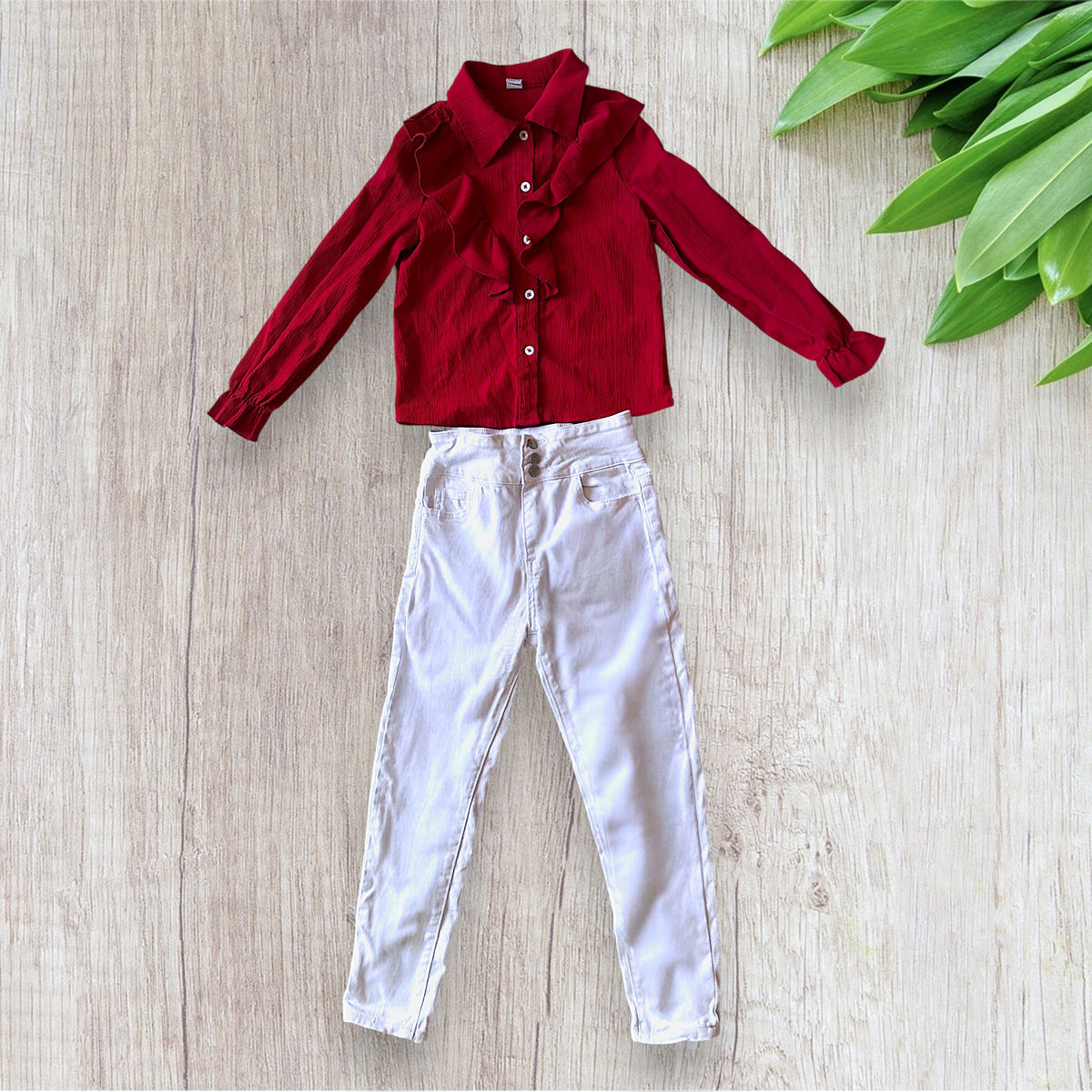 Ensemble fille Shein 8 ans composé d'une chemise rouge bordeaux à volants et d'un jean blanc à boutons.