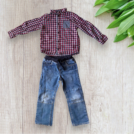Ensemble garçon Kiabi 5 ans avec chemise à carreaux bordeaux, rouge, bleu marine et blanc, poche poitrine contrastante et pantalon en jean bleu.