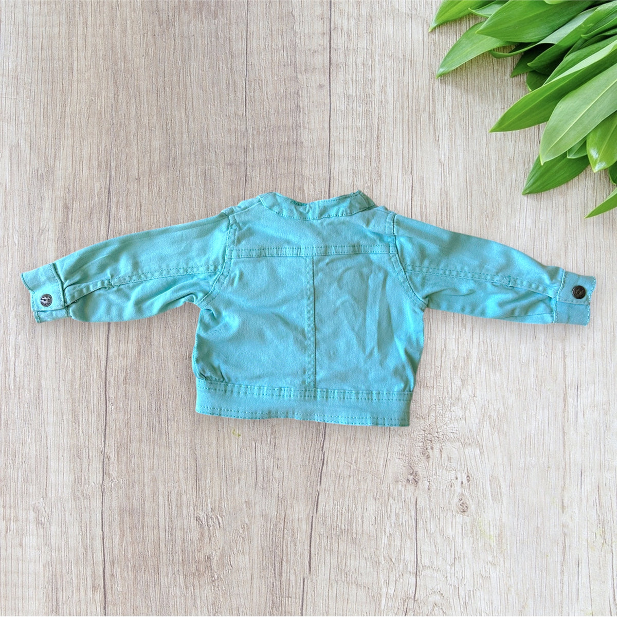Veste en jean bébé Miss Cutie 6 mois turquoise avec manches longues et deux poches poitrine à rabat.