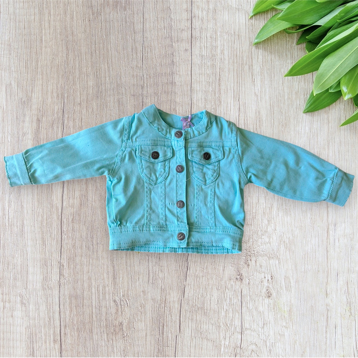 Veste en jean bébé Miss Cutie 6 mois turquoise avec manches longues et deux poches poitrine à rabat.