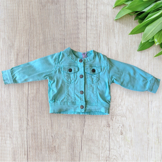 Veste en jean bébé Miss Cutie 6 mois turquoise avec manches longues et deux poches poitrine à rabat.