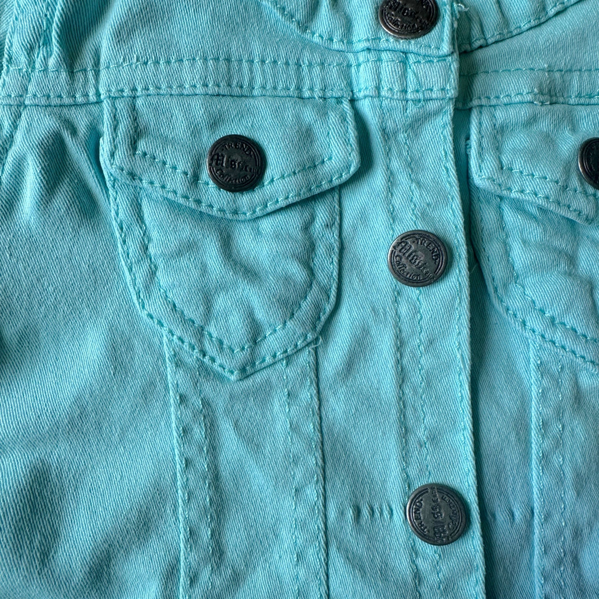 Veste en jean bébé Miss Cutie 6 mois turquoise avec manches longues et deux poches poitrine à rabat.