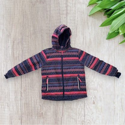 Veste de ski fille Crivit 7-8 ans bleu marine à motifs géométriques roses, blancs et violets, avec capuche, poches zippées et passe-pouces.