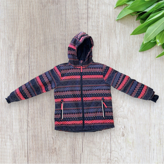 Veste de ski fille Crivit 7-8 ans bleu marine à motifs géométriques roses, blancs et violets, avec capuche, poches zippées et passe-pouces.