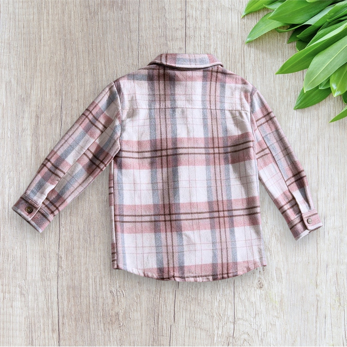 Veste légère fille Lili Marelle 8 ans à carreaux rose, blanc, bordeaux et gris avec deux poches poitrine.