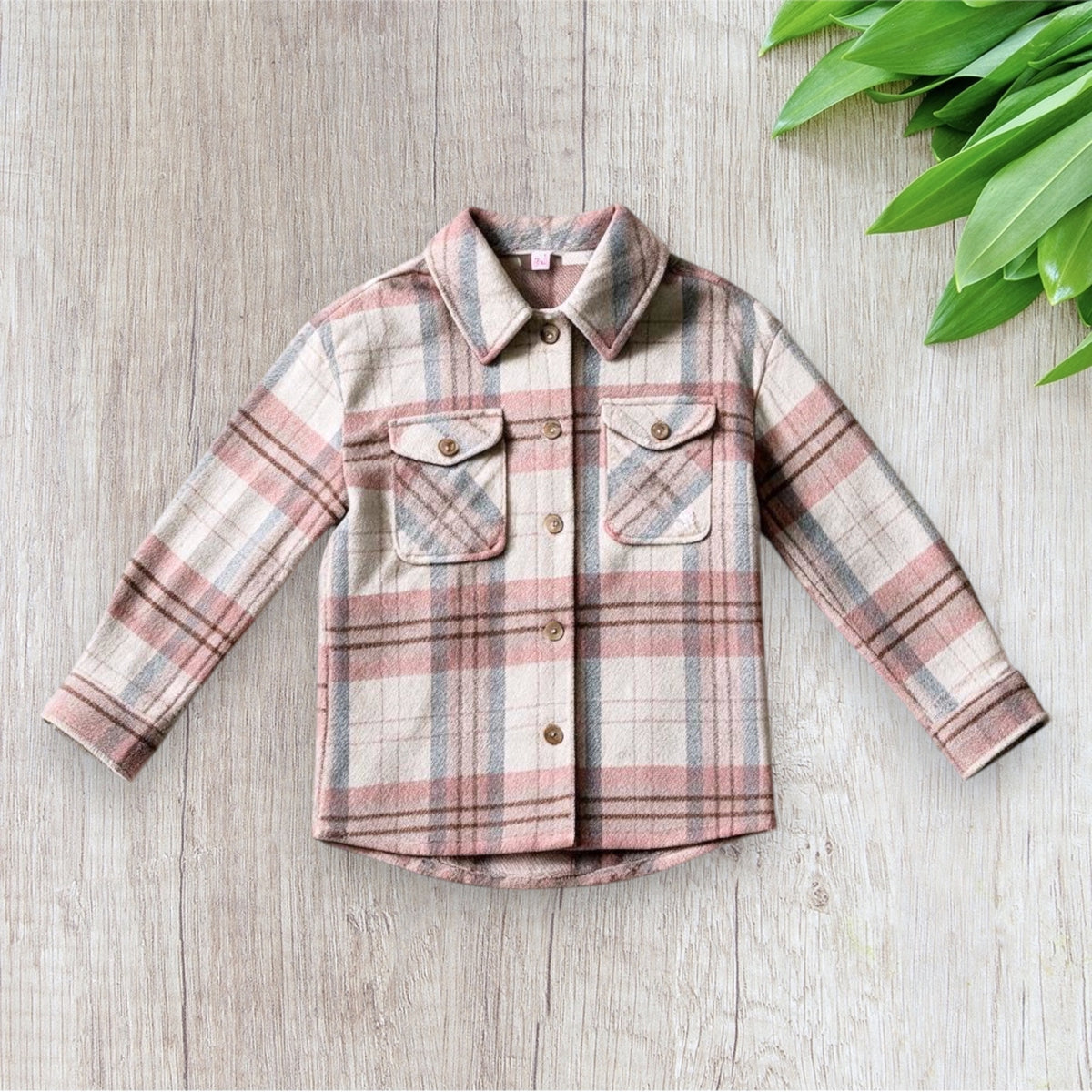 Veste légère fille Lili Marelle 8 ans à carreaux rose, blanc, bordeaux et gris avec deux poches poitrine.