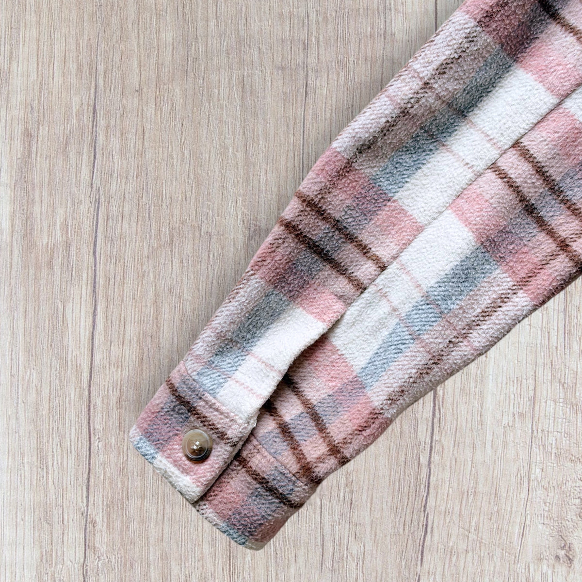 Veste légère fille Lili Marelle 8 ans à carreaux rose, blanc, bordeaux et gris avec deux poches poitrine.