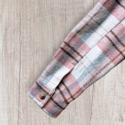 Veste légère fille Lili Marelle 8 ans à carreaux rose, blanc, bordeaux et gris avec deux poches poitrine.